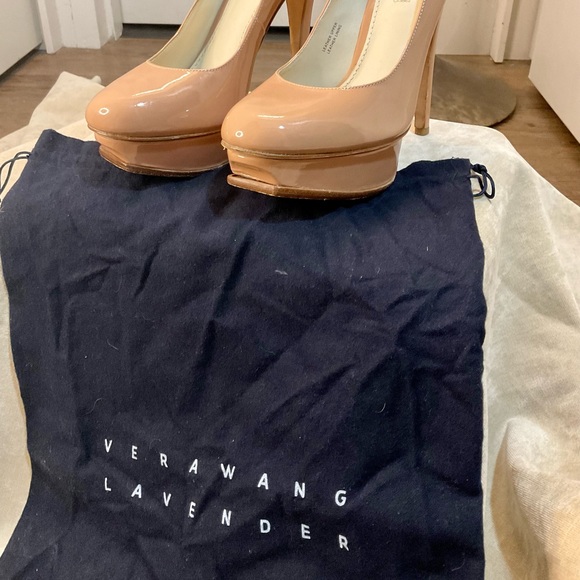 Vera Wang  Lavender Pumps with dust bag. Pretty in light pink. - Picture 2 of 12